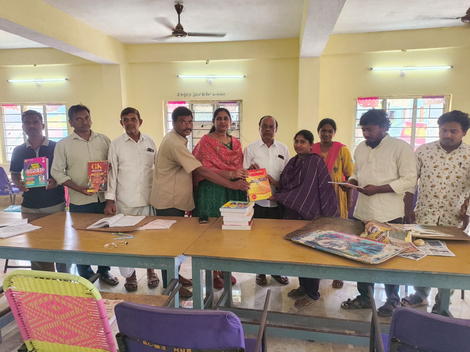 పోటీ పరీక్షల అభ్యర్థులకు పుస్తకాల పంపిణీ