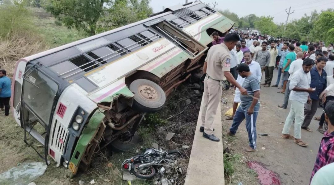 అనంతగిరి ఘాట్ రోడ్డులో ప్రమాదానికి గురైన ప్రైవేటు బస్సు