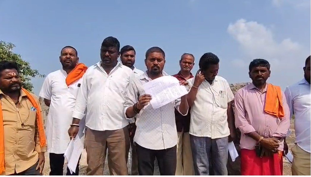 ఎర్రమ్మ గుట్ట ప్రభుత్వ భూమి.. కబ్జాదారులపై చర్యలేవి?