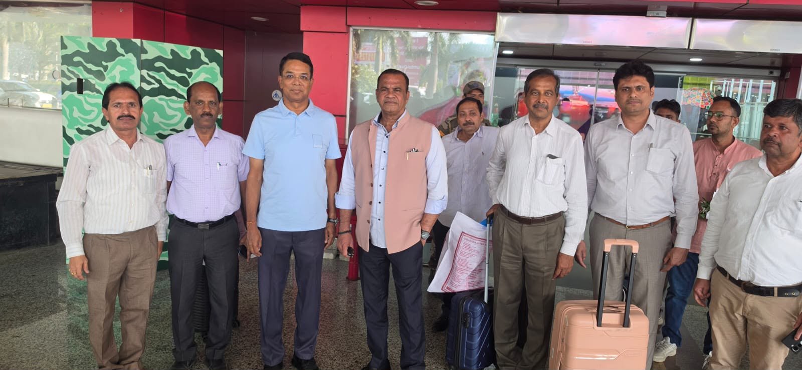 గుజరాత్ చేరుకున్న మంత్రి కోమటిరెడ్డి వెంకట్‌రెడ్డి