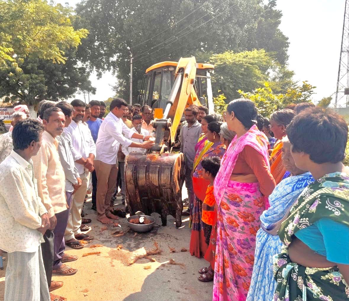త్రాగు నీరు పైపు పనులను ప్రారంభించిన సర్పంచ్