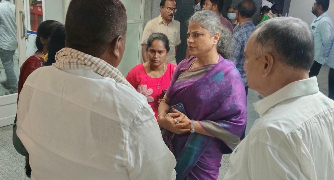 రోడ్డు ప్రమాదంలో గాయపడిన కానిస్టేబుల్ దిలీప్‌కు పరామర్శ