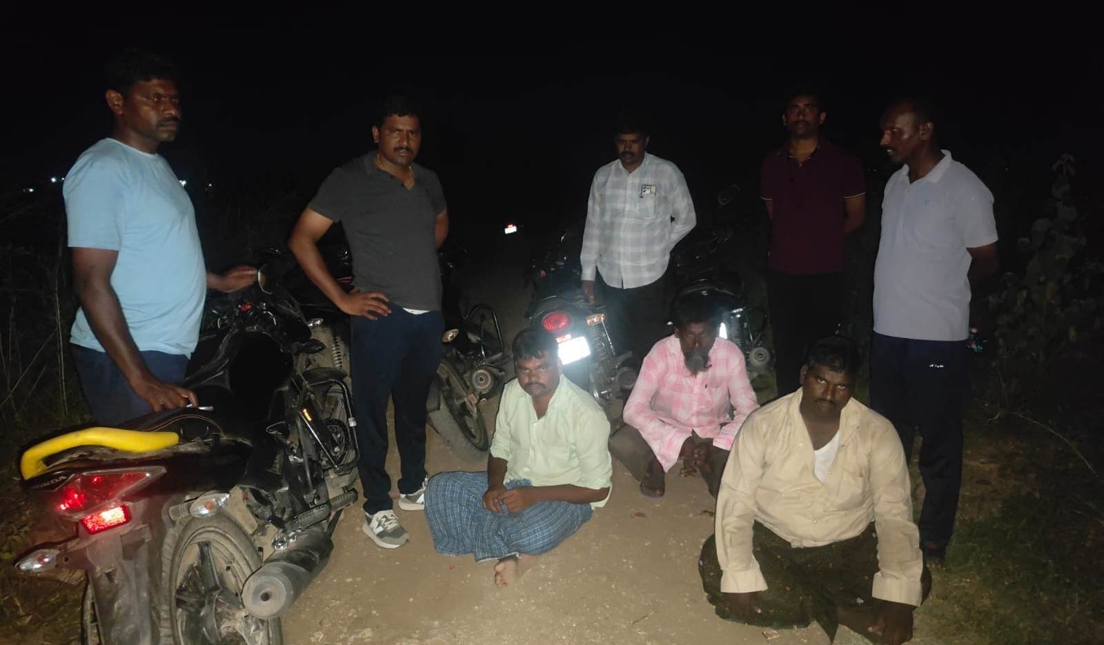 రఘునాథపాలెంలో డబ్బులతో జూదం.. తొమ్మిది మంది అరెస్ట్