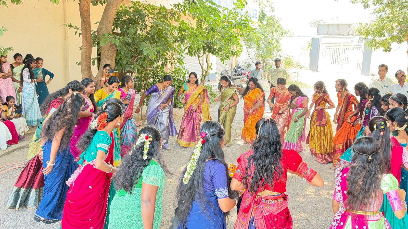 ఏకేవీఆర్ కళాశాలలో ఘనంగా ముందస్తు బతుకమ్మ సంబరాలు