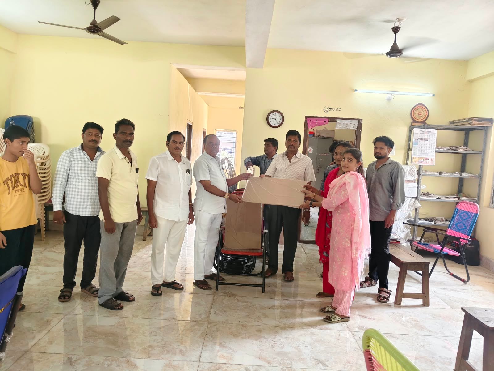 పోటీ పరీక్షల అభ్యర్థులకు ఊరట.. హుజూర్‌నగర్ లైబ్రరీకి 60 కుర్చీలు, 60 ప్యాడ్లు