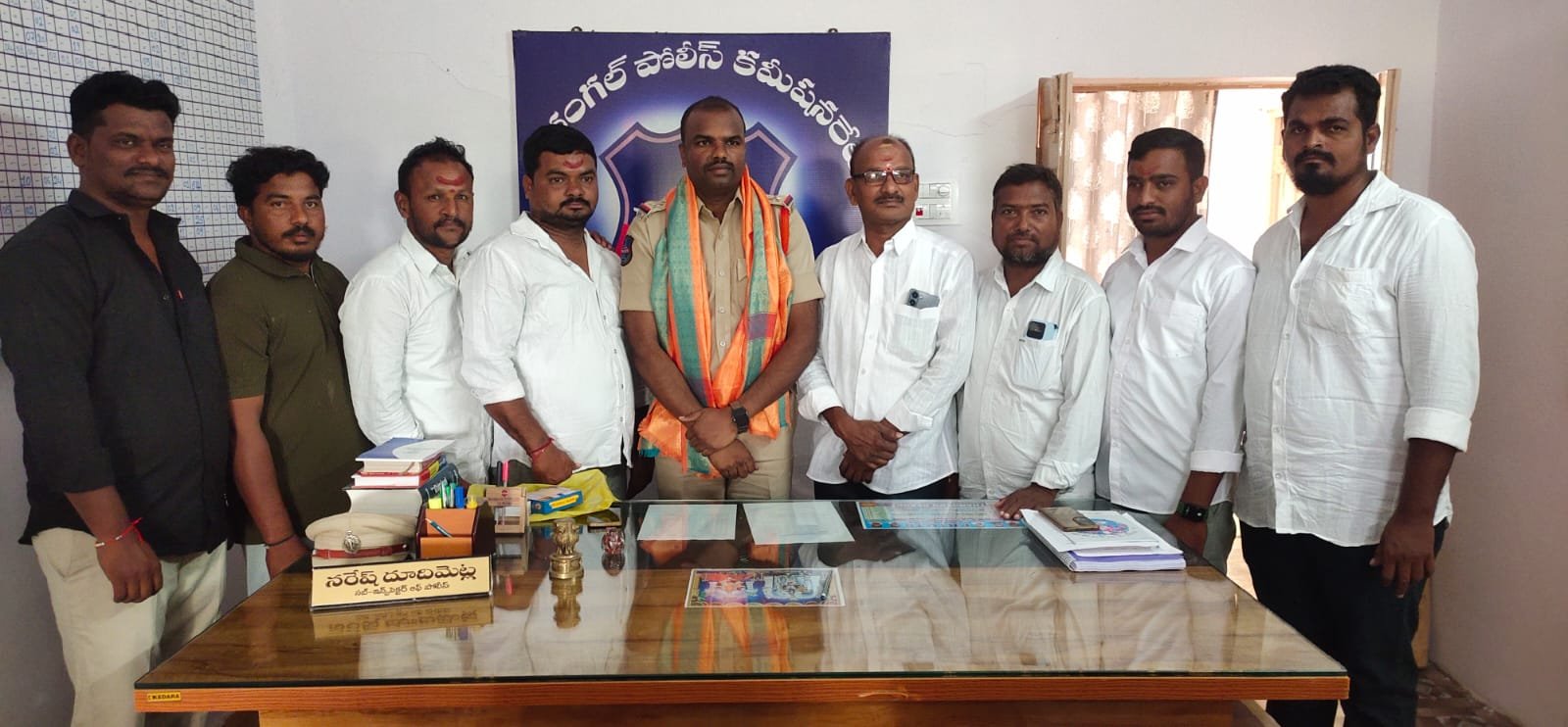 నూతనంగా బాధ్యతలు స్వీకరించిన ఎస్‌ఐ ని కలిసి శుభాకాంక్షలు తెలిపిన వేలేరు కాంగ్రెస్‌ పార్టీ నాయకులు