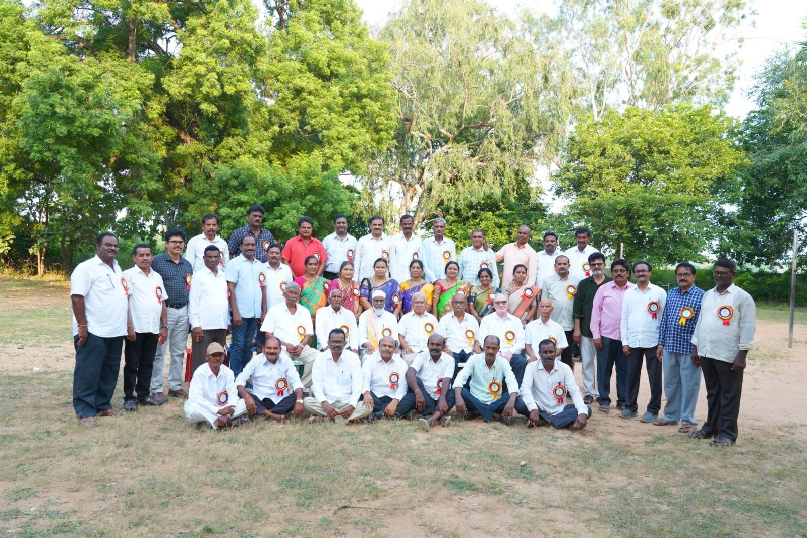 40 ఏళ్ల తర్వాత ఆత్మీయ కలయిక.. పూర్వ విద్యార్థుల అపూర్వ సమ్మేళనం